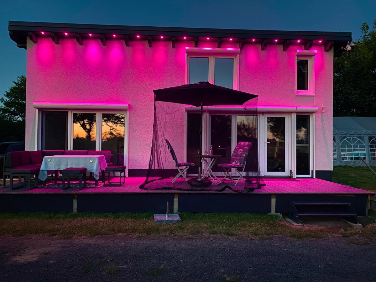 House Of Happiness Mit Seeblick Hungen Экстерьер фото